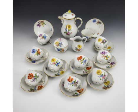 Mokkaservice mit Blumenmalerei. Meissen. Schwertermarke, 2. H. 20. Jh., 2 Schleifstriche.             Polychrom bemalt, golds