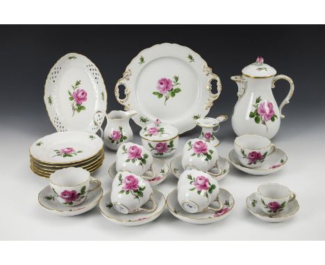 Kaffeeservice "Rote Rose". Meissen. Schwertermarke, 2. H. 20. Jh., 2 Schleifstriche.             Polychrom bemalt, goldstaffi