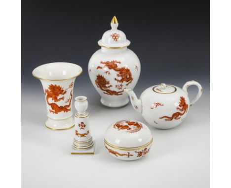4+1 Teile "Ming-Drache" und "reicher Drache" in Rot. Meissen. Schwertermarke, 2. H. 20. Jh., 1x 1. Wahl, 1-4 Schleifstriche. 