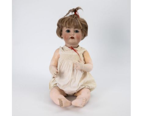 Defektes Charakterbaby. J. D. Kestner. Kopfmarke: JDK 257 made in Germany. Um 1916.Biskuitporzellan, Masse. L 75 cm. Kurbelko