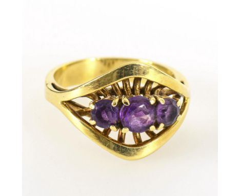 Ring mit drei Amethysten.             Gelbgold 585 gestempelt. Ringgröße 54. 5,7 g.             Moderner Trilogie-Ring mit br