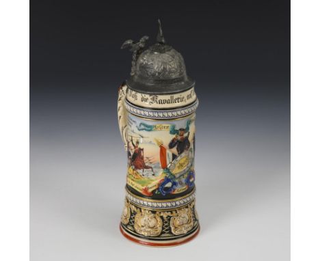 Reservistenkrug Ulanen Fürstenwalde 1906/09.             Keramik reliefiert, beige Glasur, kolorierter Umrissvordruck, Zinn. 