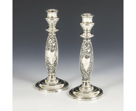 Paar Jugendstil-Leuchter. Firmenzeichen H/Sterling gestempelt. Um 1900. USA.             Sterlingsilber. 575 g.             1