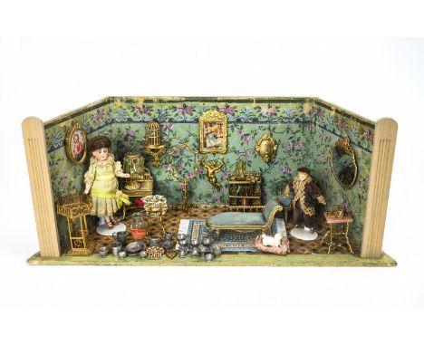 Kleine Puppenstube mit Goldblechmöbeln. Um 1920, Ausstattung teils neuzeitlich.Holz, außen grau gestrichen, innen alt tapezie