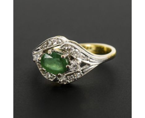 Ring mit Smaragd und Brillanten.             Gelb- und Weißgold 585 geprüft; der Smaragd ca. 0,60 ct, die Brillanten zusammen