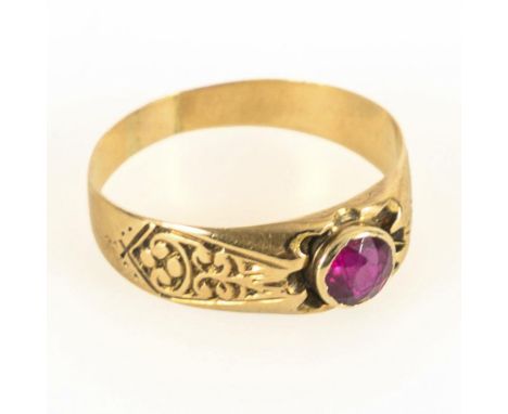 Ring mit Farbstein, wohl Spinell.             Roségold 585 gestempelt. Ringgröße 60. 3,0 g.             Älterer Ring mit zarg
