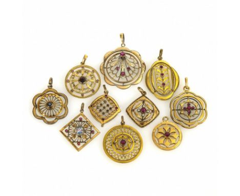 Konvolut Jugendstil-Anhänger um 1900.  Golddoublé. Durchmesser von 1,8 bis 3,2 cm. Zusammen 24,5 g. Konvolut aus 10 Jugendsti