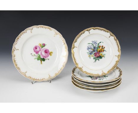 1+5 Teller mit Blumenmalerei. KPM Berlin. Zeptermarke und Pfennigmarke, 1849-1870. Ohne Malereimarke.             Polychrom b