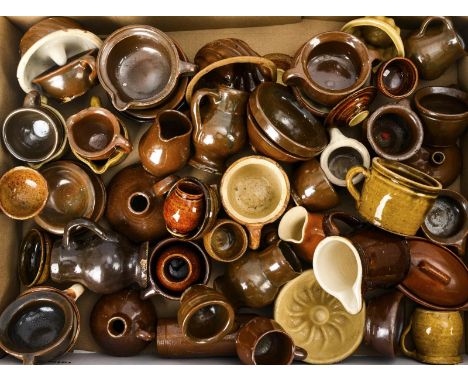 Großes Konvolut braune Puppenstubenkeramik. Ungemarkt.H 1,5 - 11,5 cm. Über 50 verschiedene Teile Keramikgeschirr, vorwiegend