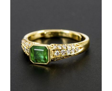 Ring mit Smaragd und Brillanten.             Gelbgold 750, geprüft. Ringgröße 46. 3,69 g.             Smaragd in Zargenfassun