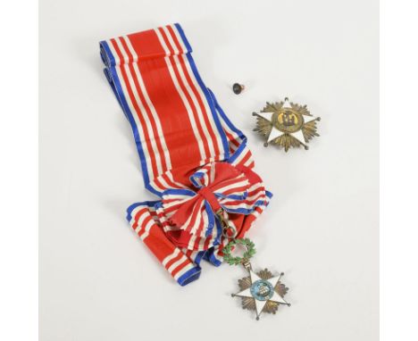 Großkreuz des Ordens der Afrikanischen Erlösung. 1970. Liberia.                         Schatulle mit Orden an Schärpe, Brust