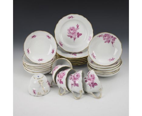 24 Porzellane mit Rosenmalerei. Meissen. Schwertermarke, 2. H. 20. Jh., vorwiegend 4 Schleifstriche, die Tassen 1 Schleifstri