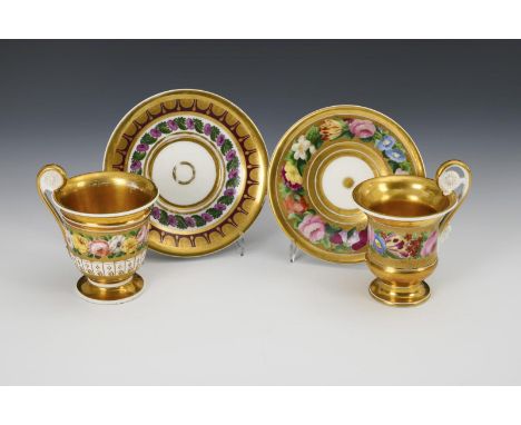 2 Vitrinentassen mit Blumenmalerei. Ungemarkt, wohl Frankreich, 1. H. 19. Jh.Polychrom bemalt, goldstaffiert. 1x gefußte Gloc