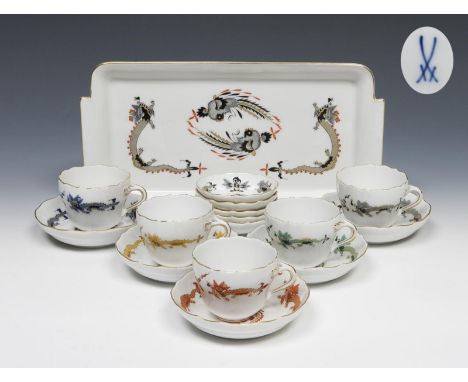 5 Mokkatassen, Untertassen, 5 Konfektschalen, Tablett. Meissen. 1970-1980.             Höhe: 5 cm, ø 10,5 cm, Breite: 29,5 cm