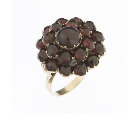 Granat-Ring.             333er Gelbgold (8 kt). Ringgröße: 56. 6 Gramm.             3-stufige gewölbte Rosettenform, stabile 