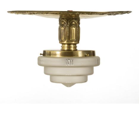 1-flammige Jugendstil-Deckenlampe. Anfang 20. Jh.             Messing geprägt, satiniertes farbloses Glas mit Kerbschliff, El