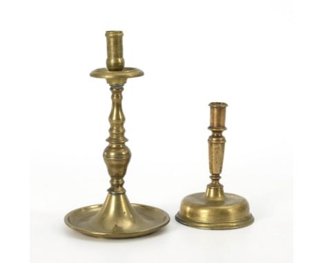 2 barocke Kerzenleuchter. 18. Jh.             Bronze, teils verschiedenfarbig. H 29 bzw. 18 cm. 1,4 bzw. 0,5 kg.             