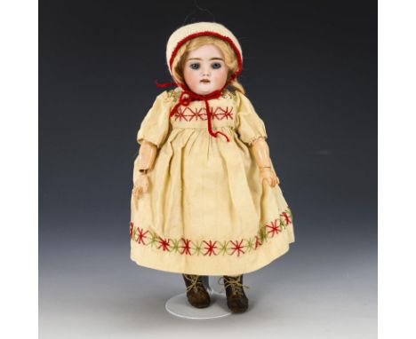 Kleines Puppenmädchen mit Gliederkörper. Bruno Schmidt. Kopfmarke: BSW im Herz 3/0. Um 1900.Biskuitporzellan, Masse. L 27 cm.