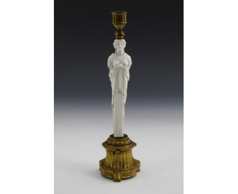 Bronzeleuchter mit Biskuitschaft. Marke nicht erkennbar, 19. Jh.             Biskuit, weiß; Bronze. H 34 cm.             1-fl