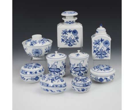 9 Zwiebelmuster-Dosen. Meissen. Schwertermarke, 2. H. 20. Jh., 1 Schleifstrich, 1x 3 Schleifstriche.             Unterglasurb