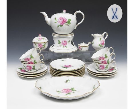 Teeservice. Meissen. 1950, 1991.             Höhe: 5-12 cm, ø 15-17,5 cm, Breite: 9,5-26 cm.             24 Teile: Teekanne, 