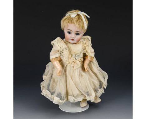 Kleines Puppenmädchen. J. D. Kestner. Kopfmarke: b made in Germany 3 143. Ab 1897.Biskuitporzellan, Masse. L 25 cm. Kurbelkop