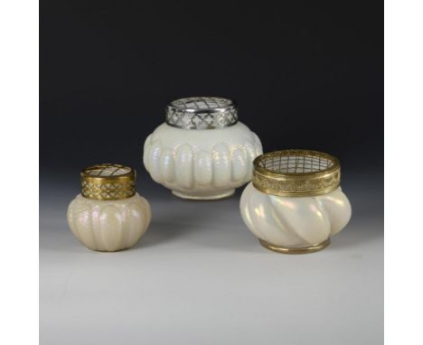 3 Jugendstil-Steckvasen. Um 1900.             Farbloses Glas mit opalweißem Innenfang, irisiert; Metall. H max. 13,5 cm.     