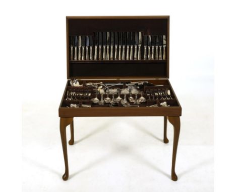 Elegantes Tischchen mit Besteck für 12 Personen. "EPNS A1 Sheffield England" gestempelt. 20. Jh.             56,5 x 76,5 x 47