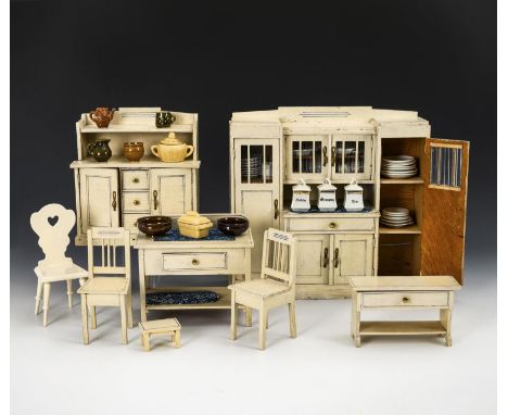 7 weiße Küchenmöbel und etwas Zubehör. Um 1910-20.Holz, weiß gestrichen. H 3,5 - 32 cm. Küchen-Buffet mit verglasten Türen (3