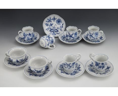 8 verschiedene Zwiebelmuster-Tassen. Meissen. Schwertermarke, 2. H. 20. Jh., 1 Schleifstrich.             Unterglasurblaue Ma