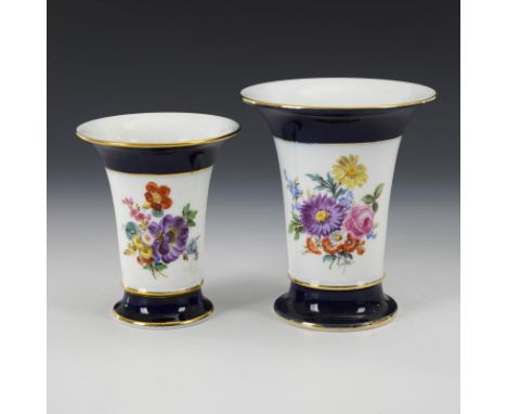 2 Kratervasen mit  Blumenmalerei und Kobaltfond. Meissen. Knaufschwerter, ab 1850-1924 und Schwertermarke mit Punkt, 1924-193
