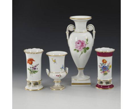 4 Vasen mit Blumendekor. Meissen. Schwertermarke, 2. H. 20. Jh., 1. Wahl.             Polychrom bemalt, goldstaffiert. H max.