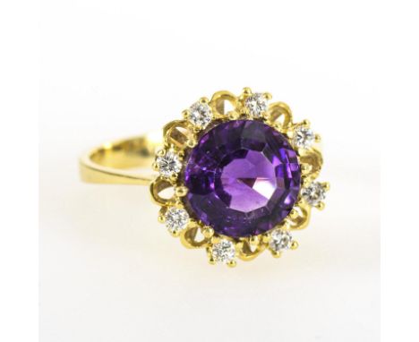 Ring mit Amethyst und Brillanten.             Gelbgold 585 gestempelt; Amethyst ca. 2,30 ct; die Brillanten zusammen ca. 0,25