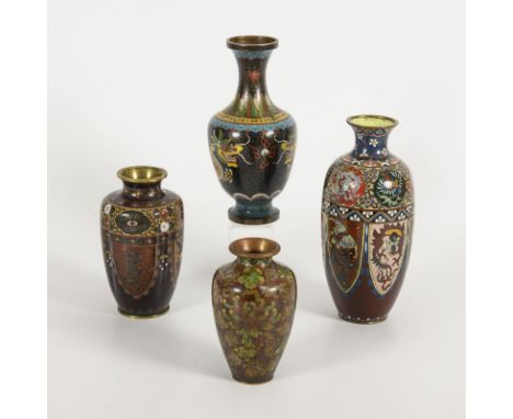 4 Cloisonné-Vasen. China.             H 15 bis 25 cm.             Unterschiedliche Formen, teils mit Glitter-Email.    Größte