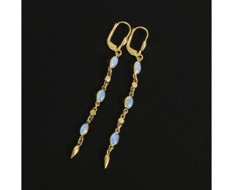 Ohrhängerpaar mit Opalen.             Gelbgold 585 gestempelt. Länge: 5,2 cm. 2,5 g.             Zartes Ohrhängerpaar mit je 
