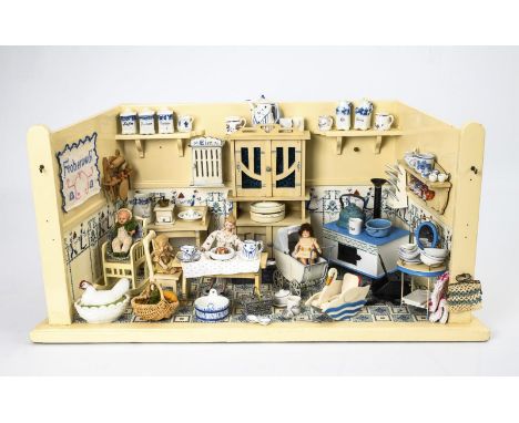 Jugendstil-Puppenküche.  Holz, cremefarben nachlackiert, innen mit blau-weißer Tapete und Fußbodenpapier im alten Stil tapezi