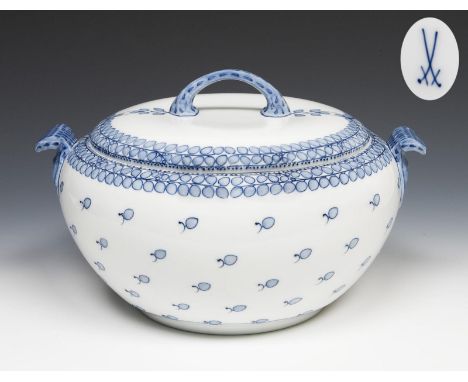 Große Jugendstil-Terrine. Meissen. 1904-1923. Modell von.                     RIEMERSCHMID,             Richard    Höhe: 21 c