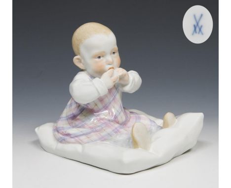 Jugendstil-Figur: Kind, auf einem Kissen sitzend. Meissen. 1997. Modell-Nr. 73355 (alte Form-Nr. U 150). Modell von.         