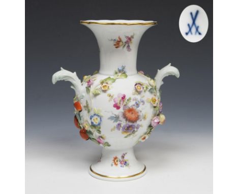 Vase mit plastischem Blüten- und Fruchtbelag. Meissen. 1880-1923. Modell-Nr. S 18/2 (neue Form-Nr. 81450).             Höhe: 