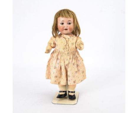 Puppenmädchen in rosa Kleid. Armand Marseille, für Otto Gans. Kopfmarke: Otto Gans Germany 975 A 5 M. Um 1922.Biskuitporzella