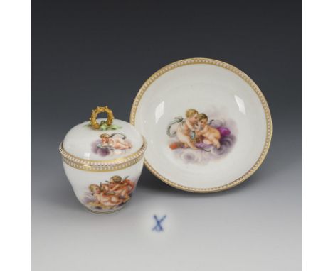 Empire-Deckeltasse mit Puttenmalerei. Aelteste Volkstedter. Schürfgabelmarke, Ende 18. Jh.             Polychrom bemalt, gold