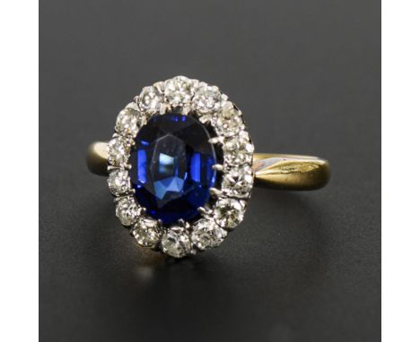 Entourage-Ring mit synthetischem Saphir und Altschliff-Diamanten.             Gelbgold 585 gestempelt. Saphir ca. 2,30 ct; di