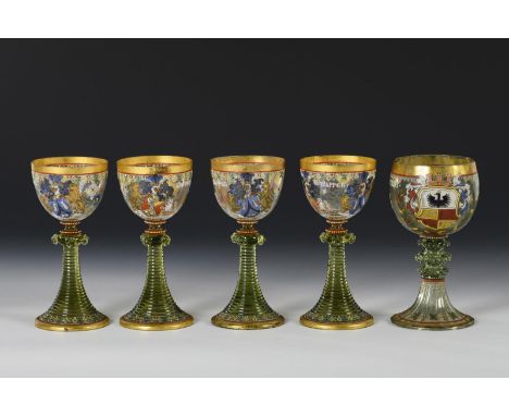 1+4 Historismus-Römer.             Farbloses und grünliches Glas, polychrome Emailmalerei, Goldstaffage. H 17 cm.            