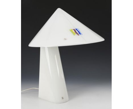 Design-Tischlampe. Peill & Putzler. 2 Klebeetiketten "Putzler Germany".             Farbloses Glas mit weißem Innenfang, farb