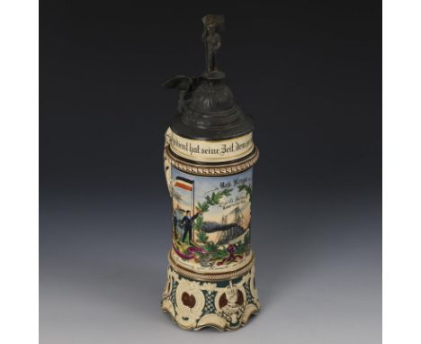 Reservistenkrug Marine 1904/1907.             Keramik reliefiert, beige Glasur, kolorierter Umrissvordruck, Zinn. H 32 cm.   