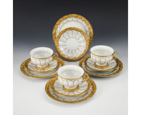 11 Porzellane "X-Form". Meissen. Knaufschwerter, ab 1850-1924 und Schwertermarke, 2. H. 20. Jh., 2 Schleifstriche.           