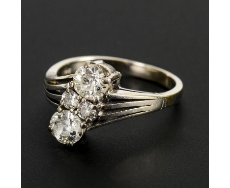 Ring mit Altschliff-Brillanten und Brillanten.             Weißgold 585 gestempelt. Brillanten Ø ca. 2 x 4,5 mm. 2 x 3 mm. Ri
