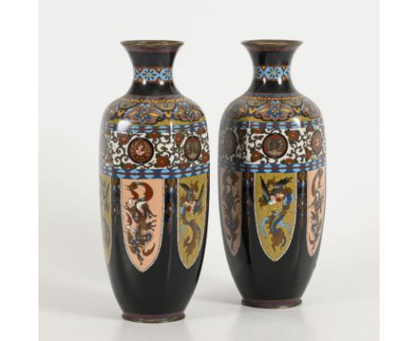 Paar große Cloisonnévasen. China.             H 37,5 cm.             Mehrpassiger Korpus mit stilisierten Tiermotiven. Grundf