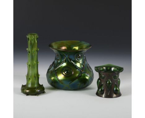 3 Jugendstil-Vasen. Um 1900. Böhmen.             Grünes, irisiertes Glas. H max. 18,5 cm.             1x Kratervase mit gebuc
