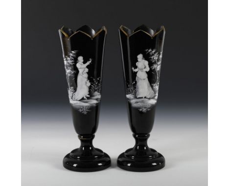 Paar Vasen mit Schneemalerei. 2. H. 19. Jh.             Opakviolettes Glas, weiße Emailfarbe, Goldstaffage. H 35 cm.         